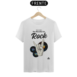 Camiseta retrô com disco de vinil e mão fazendo chifre celebrando o dia mundial do rock.