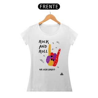Camiseta Feliz dia Mundial do Rock Bebê, com estampa de mão punk fazendo chifrinho.