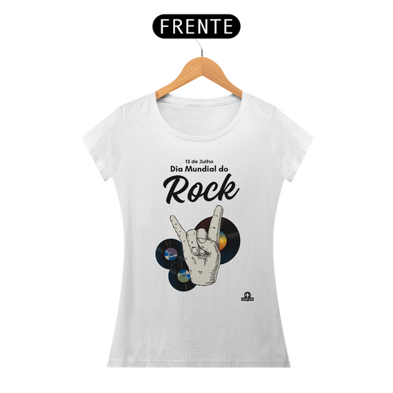 Camiseta feminina retrô com disco de vinil e mão fazendo chifre celebrando o dia mundial do rock.