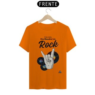 Nome do produtoCamiseta retrô com disco de vinil e mão fazendo chifre celebrando o dia mundial do rock.