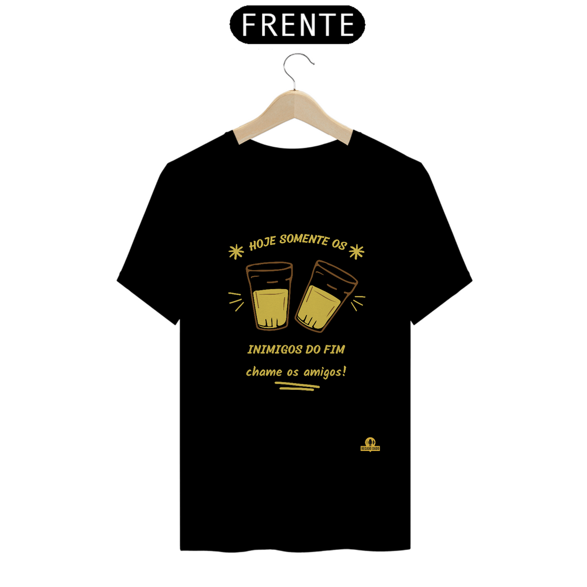Nome do produto: Camiseta “Hoje somente os Inimigos do Fim, chame os amigos”, com imagem de copos americanos brindando.