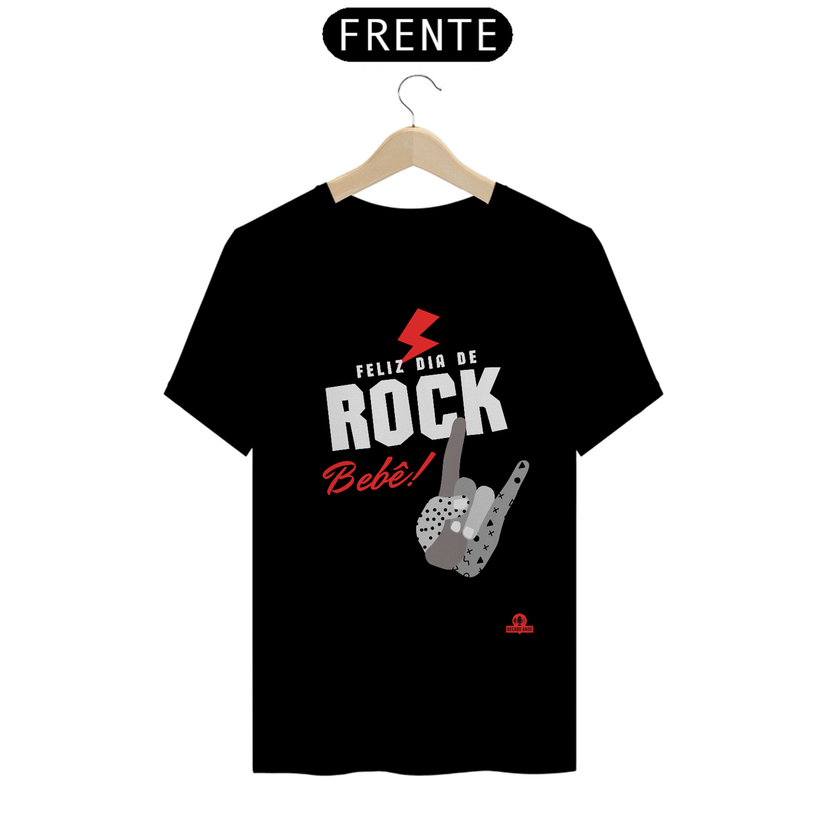 Nome do produto: Camiseta Feliz dia Mundial do Rock Bebê, com estampa de mão punk fazendo chifrinho.