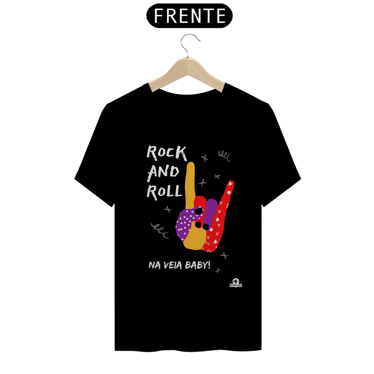 Nome do produto: Camiseta Feliz dia Mundial do Rock Bebê, com estampa de mão punk fazendo chifrinho.