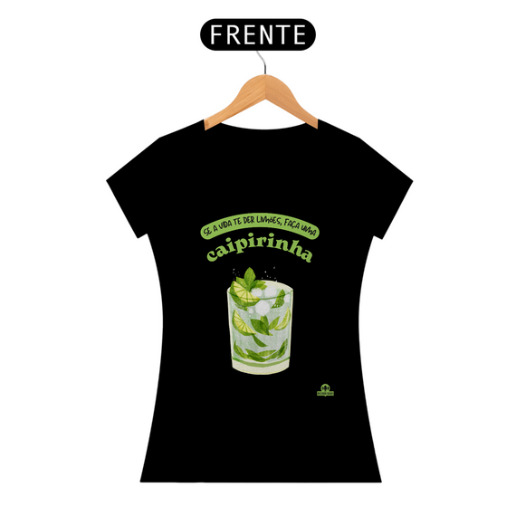 Camiseta feminina de barman com estampa do tradicional drink brasileiro: caipirinha, e frase 