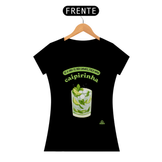 Camiseta feminina de barman com estampa do tradicional drink brasileiro: caipirinha, e frase 