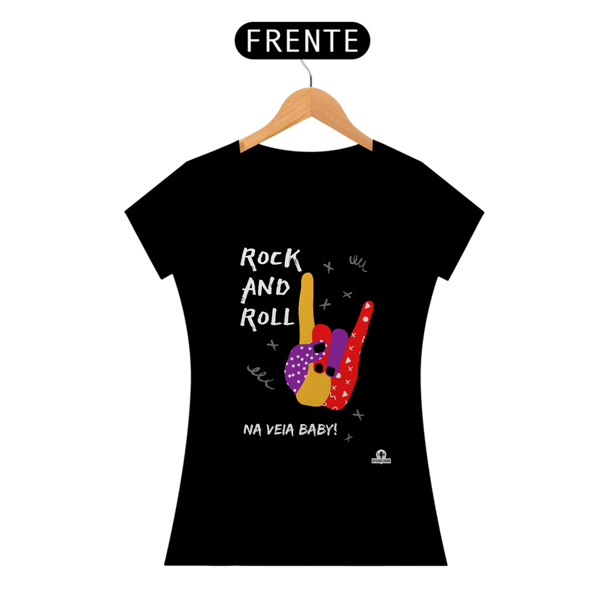 Nome do produto: Camiseta Feliz dia Mundial do Rock Bebê, com estampa de mão punk fazendo chifrinho.