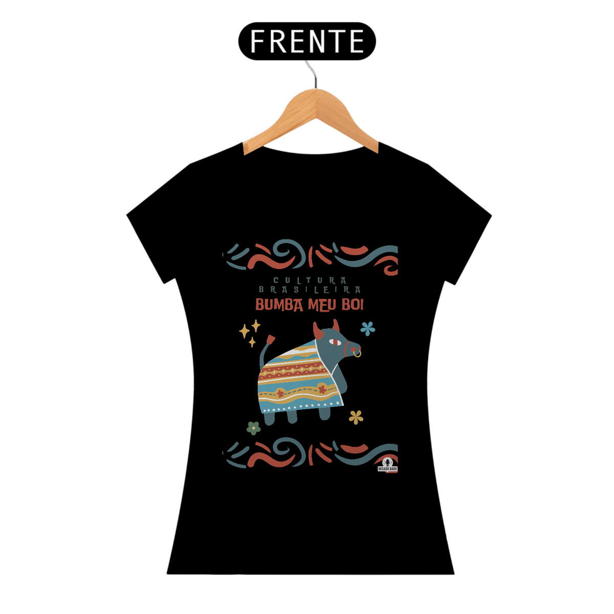 Nome do produto: Camiseta feminina do Bumba Meu Boi, tradicional expressão cultural brasileira.