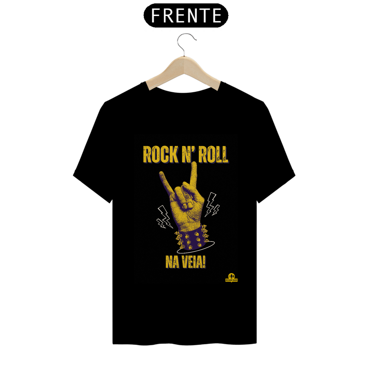 Nome do produto: Camiseta de rock com frase “Rock n’ Roll na veia!” e estampa de mão roqueira fazendo chifrinho.