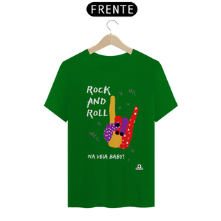 Nome do produtoCamiseta Feliz dia Mundial do Rock Bebê, com estampa de mão punk fazendo chifrinho.