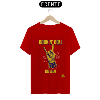 Nome do produtoCamiseta de rock com frase “Rock n’ Roll na veia!” e estampa de mão roqueira fazendo chifrinho.