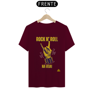 Nome do produtoCamiseta de rock com frase “Rock n’ Roll na veia!” e estampa de mão roqueira fazendo chifrinho.