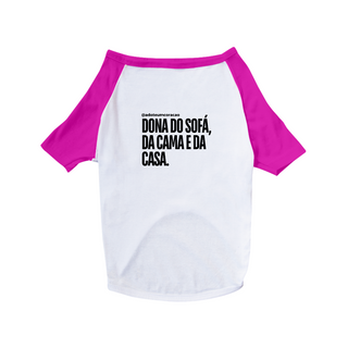 Nome do produtoT-shirt Pet - Dona do sofá. da cama e da casa