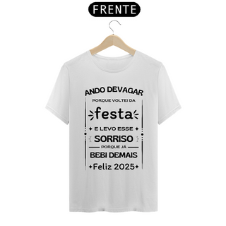 Camiseta Prime Algodão - Ando Devagar Porque Voltei da Festa E Levo Esse Sorriso Porque Já Bebi Demais - Feliz 2025