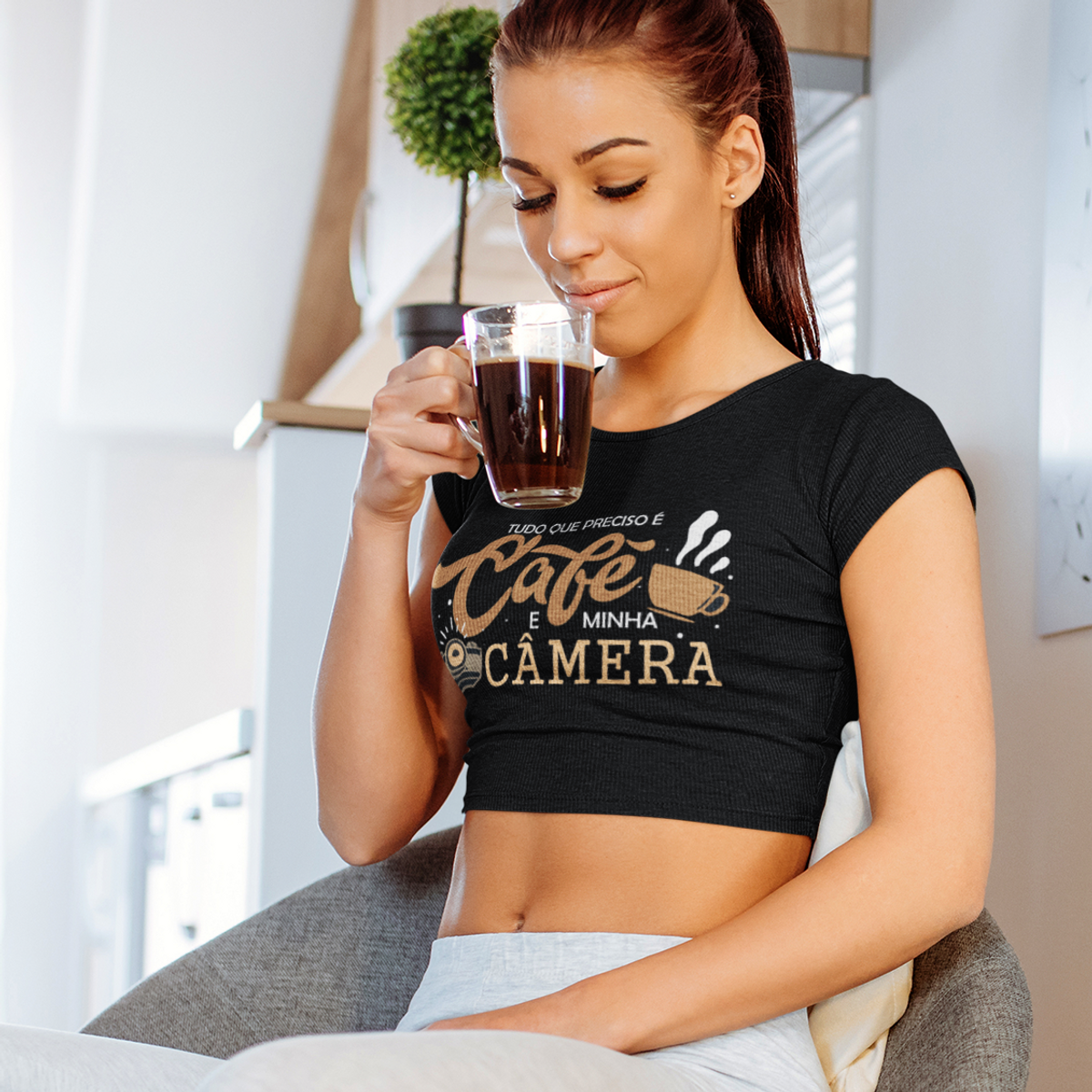 Nome do produto: Camiseta cropped - CAFE COM CAMERA