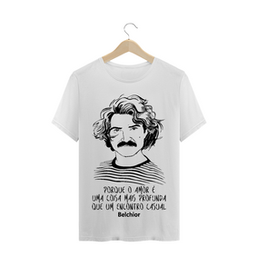 Camiseta Masculina Belchior Frase: porque o amor é uma coisa mais profunda que um encontro casual