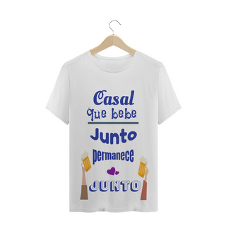 Camiseta Quality Estampa Frase Azul Casal que bebe junto permanece junto