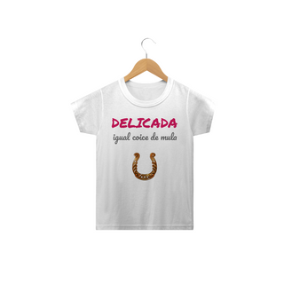 Nome do produtoCamiseta Classic Infantil Feminino Estampa Frase - Delicada igual coice de mula