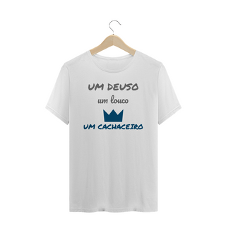 Camiseta Quality Estampa Frase - Um Deuso, Um Louco, um cachaceiro