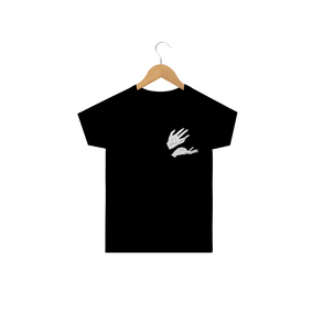 Camiseta preta infantil ''Mãos em libras''