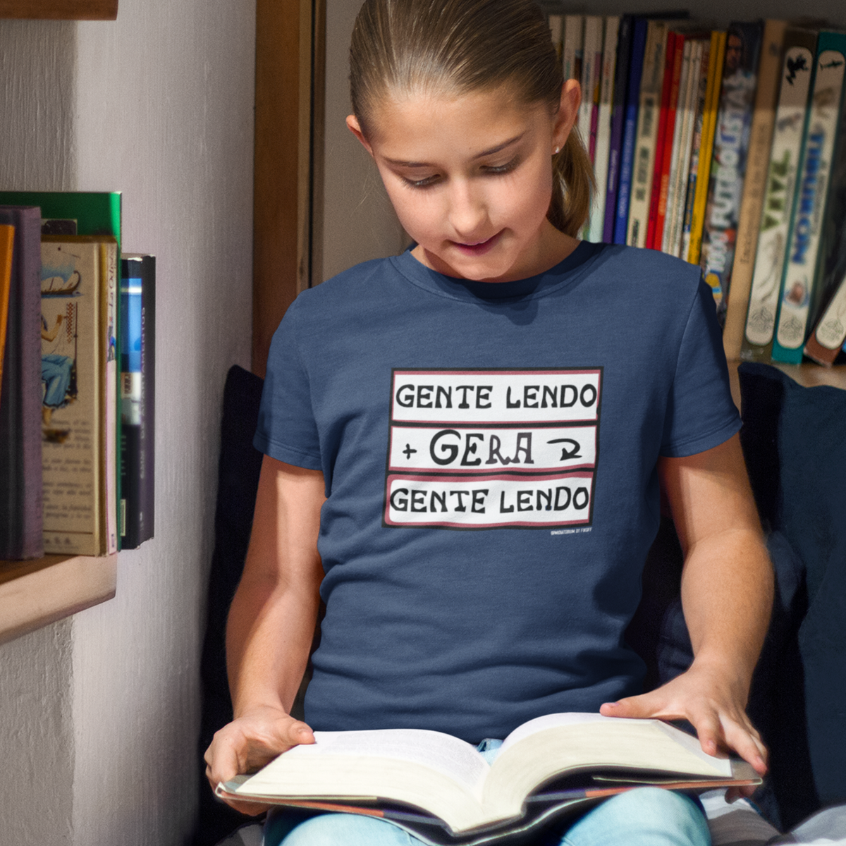 Nome do produto: Camiseta infantil \'Gente lendo\'