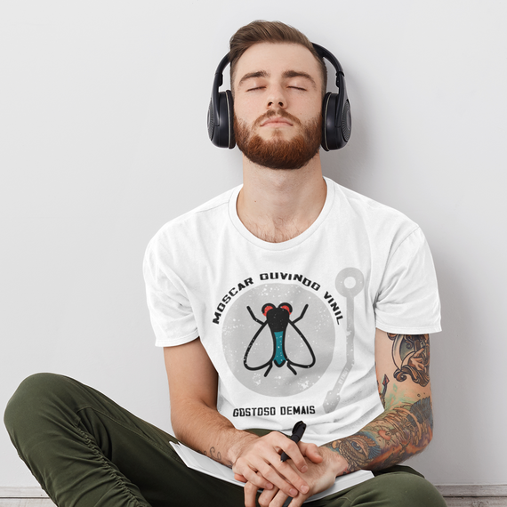 Camiseta 'moscar ouvindo vinil'