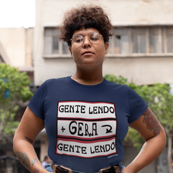 Camiseta plus size 'Gente lendo' 