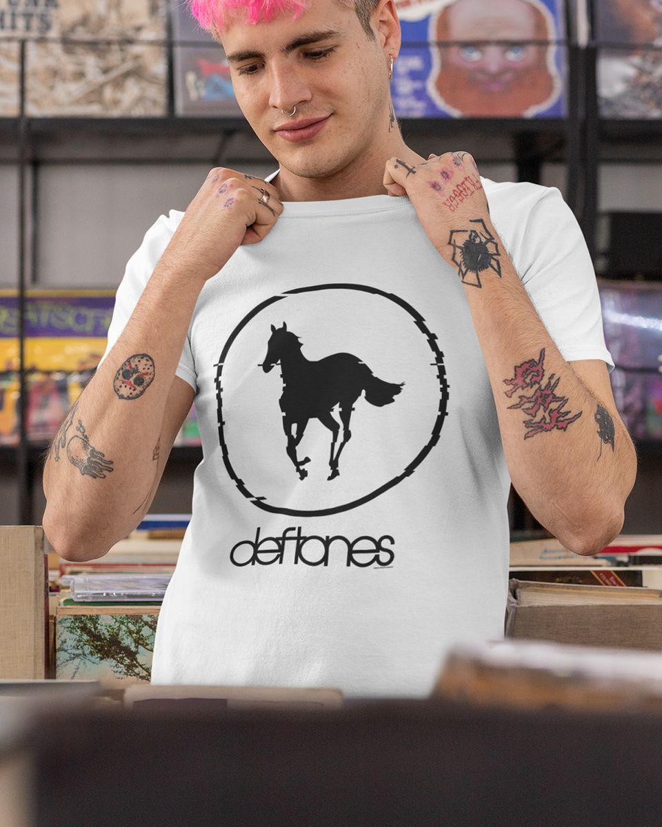 Nome do produto: Camiseta Deftones Pony White Mind The Gap Co.