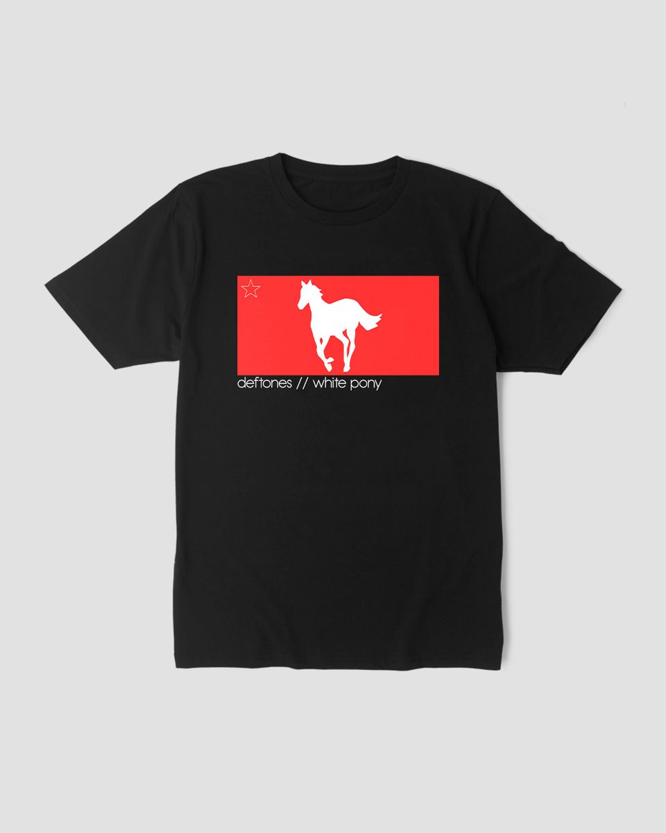 Nome do produto: Camiseta Deftones Pony Red Mind The Gap Co.