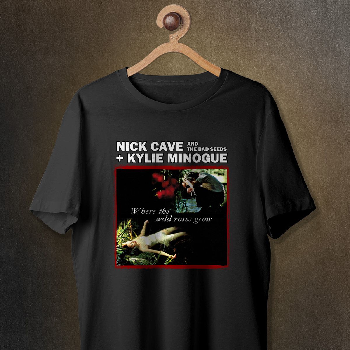 Nome do produto: Camiseta Nick Cave + Kylie Minogue - Where the Wild Roses Grow