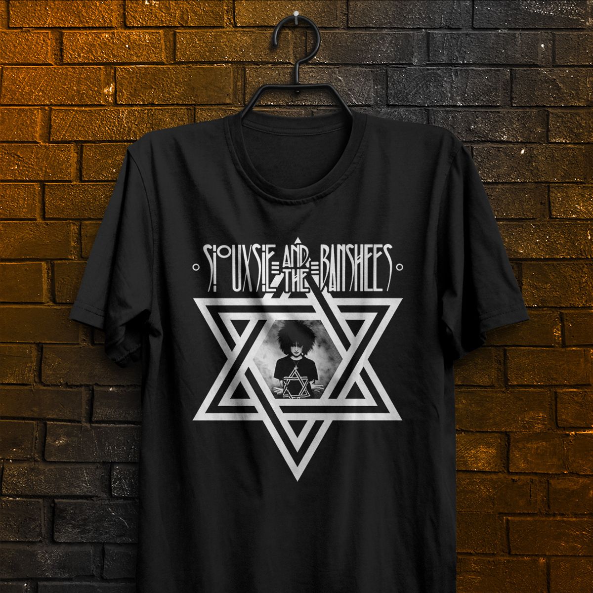 Nome do produto: Camiseta Siouxsie and the Banshees - Logo branco