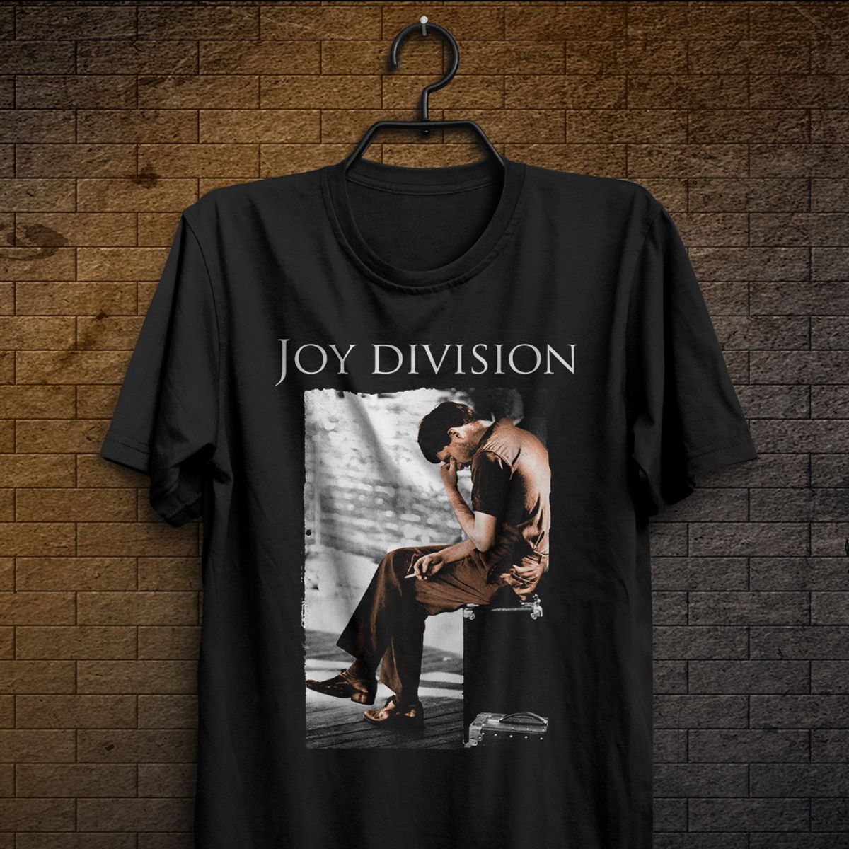 Nome do produto: Camiseta Joy Division - Ian Curtis - Logo Branco