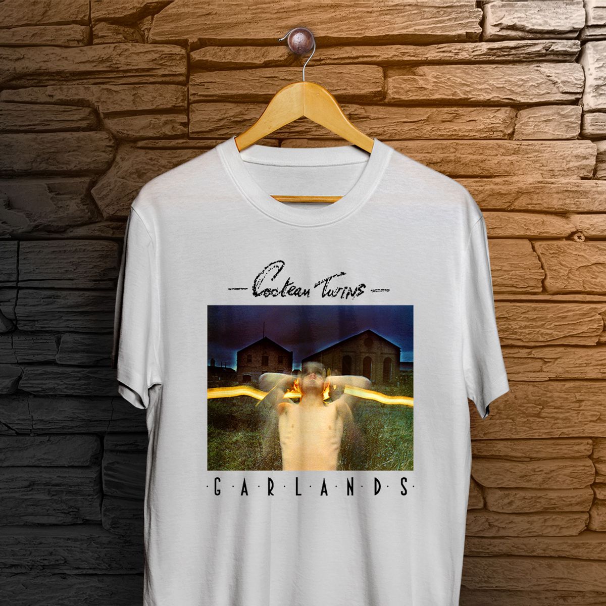 Nome do produto: Camiseta Cocteau Twins - Garlands - Logo Preto