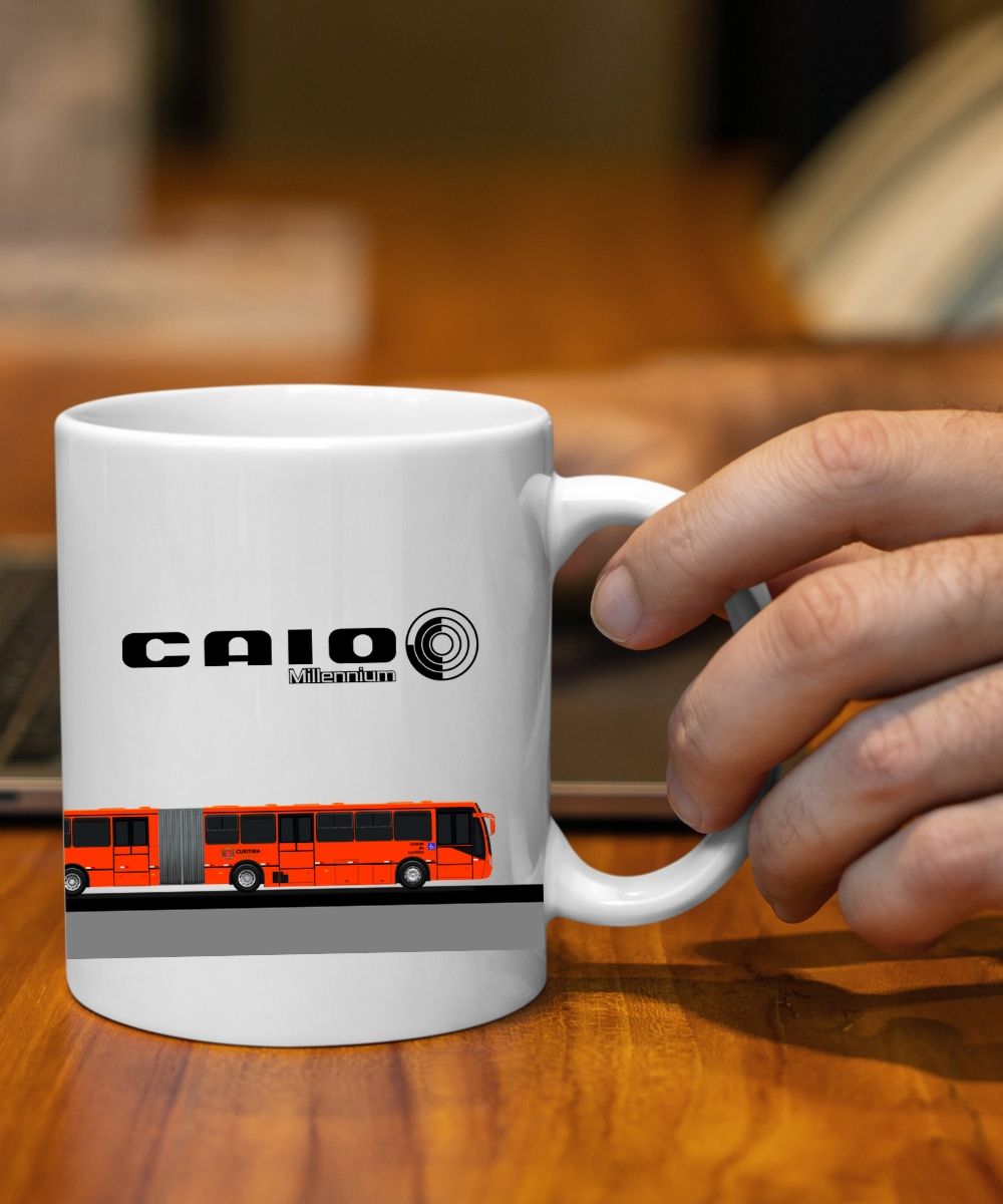 Nome do produto: CANECA DESENHO DE ÔNIBUS BIARTICULADO CIDADE DE CURITIBA CAIO MILLENNIUM 