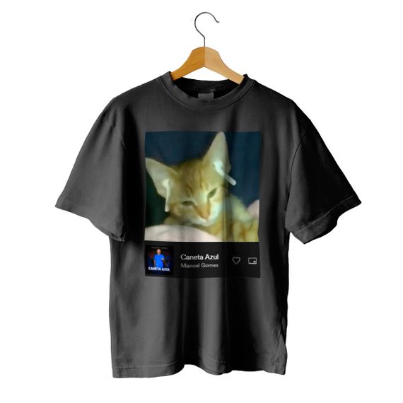 Camiseta Gato Triste Escutando Caneta Azul - Só Quem Se Identifica Com Ceiça Vai Entender Ela