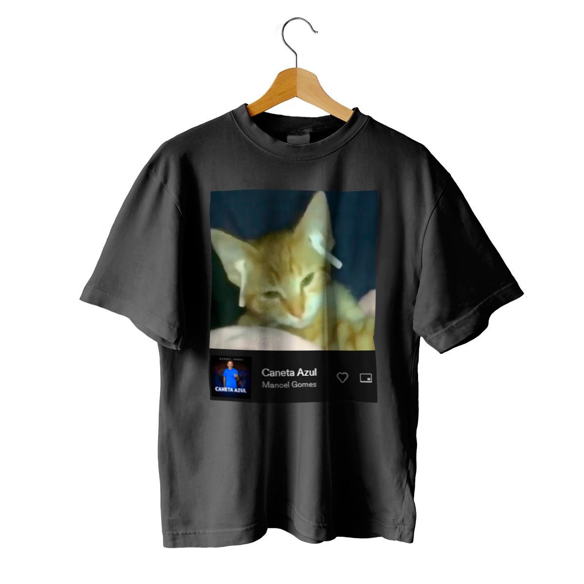 Nome do produto: Camiseta Gato Triste Escutando Caneta Azul - Só Quem Se Identifica Com Ceiça Vai Entender Ela