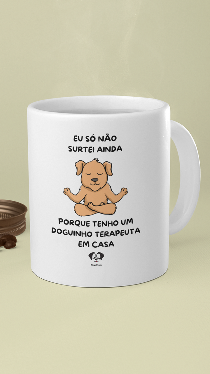 Nome do produto: Caneca - Eu só não surtei ainda porque tenho um doguinho terapeuta em casa