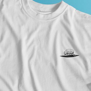Camiseta Minimalista Branca - Chapéu do Gyro Zeppeli