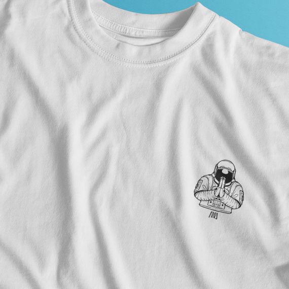 Camiseta Minimalista Branca - Astronauta