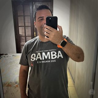 Nome do produtoCamiseta Pra vencer Minha Tristeza o Samba é o Melhor Divã - Cinza Estonada