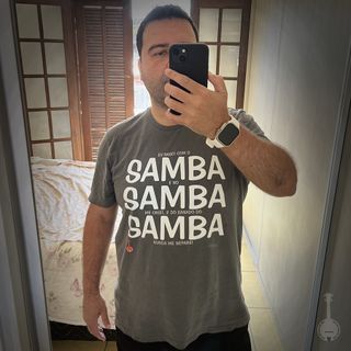 Nome do produtoCamiseta Eu Nasci com o Samba e no Samba me Criei - Cinza Estonada