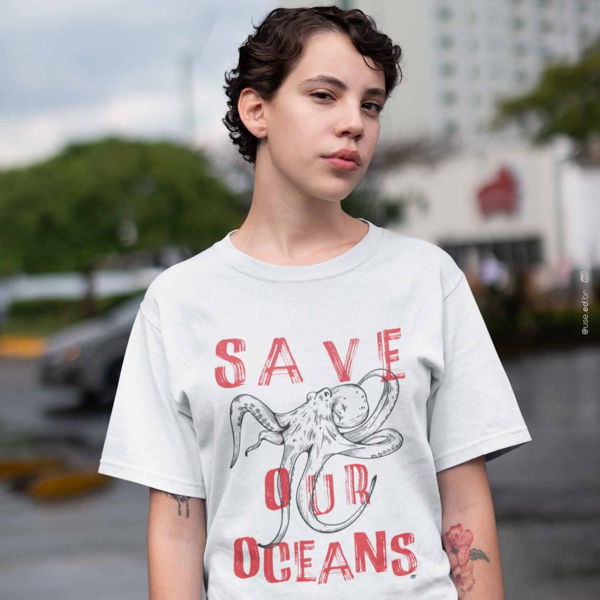 Nome do produto: Save Our Oceans - Camiseta Estampa Polvo Branca
