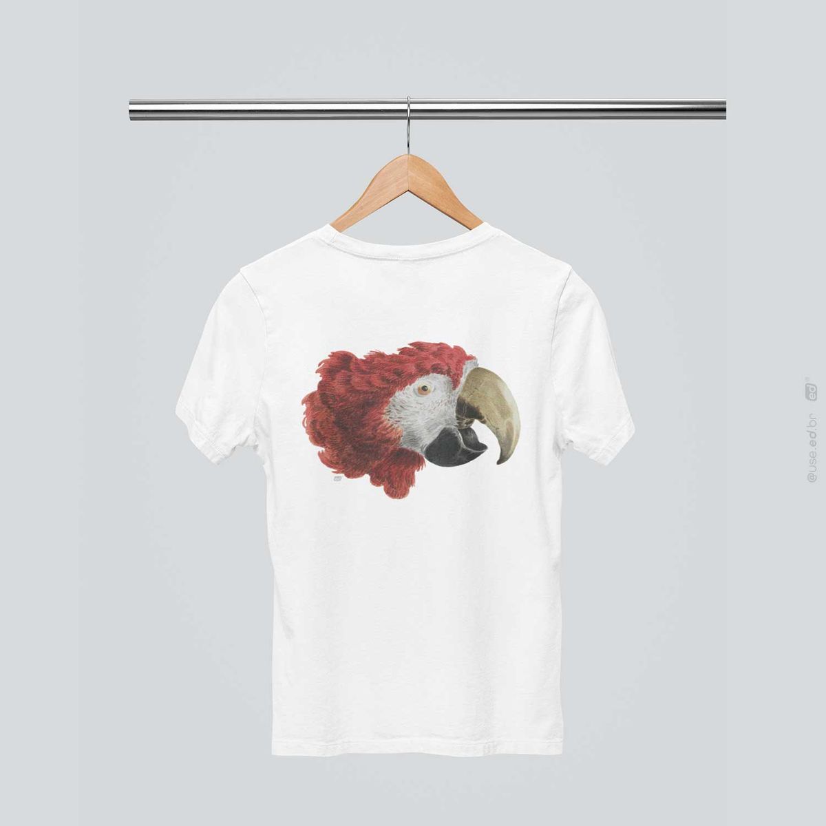 Nome do produto: Red Macaw - Camiseta Branca Estampa Pássaro Arara Vermelha
