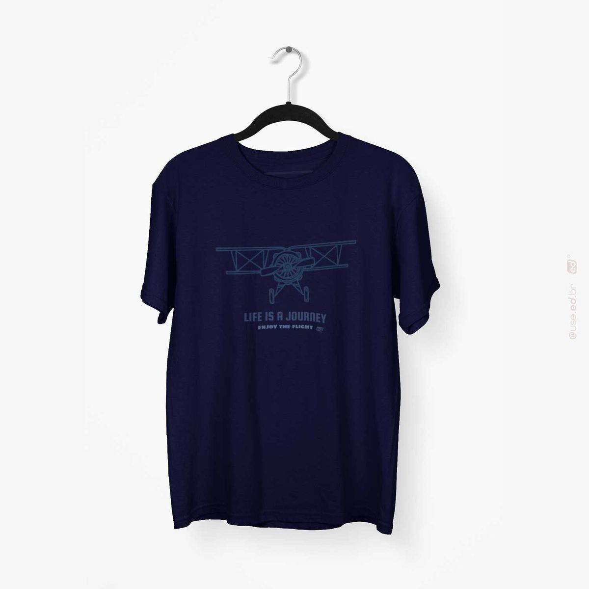 Nome do produto: Enjoy the Flight - Camiseta Estampada Azul Marinho