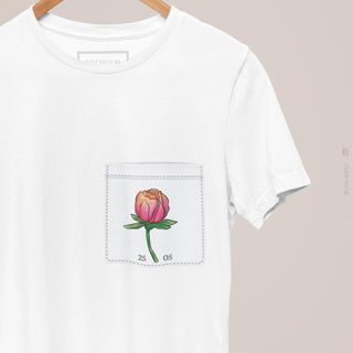 Nome do produtoCamiseta Estampa Rosa no Bolso Branca