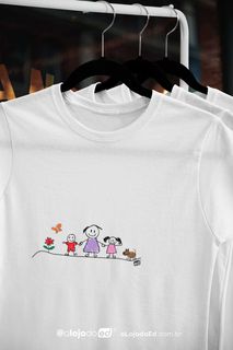 Nome do produtoMAE COM FILHO E FILHA - Camiseta Quality Estampada Desenho de Criança