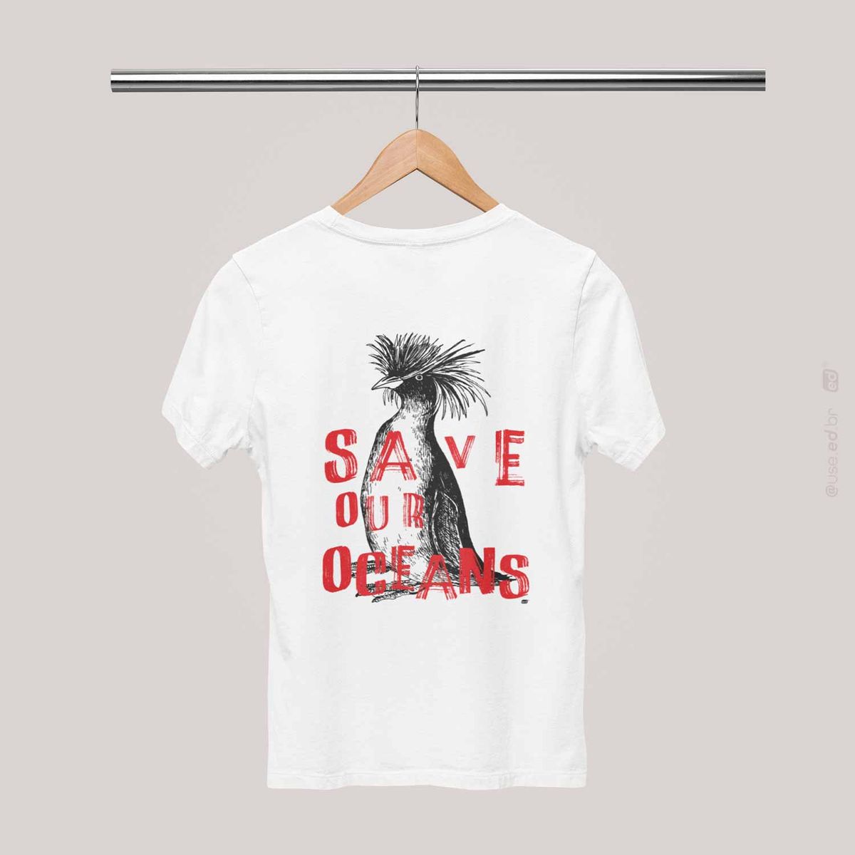 Nome do produto: Save Our Oceans - Camiseta Branca Estampa Pinguim Rockhopper