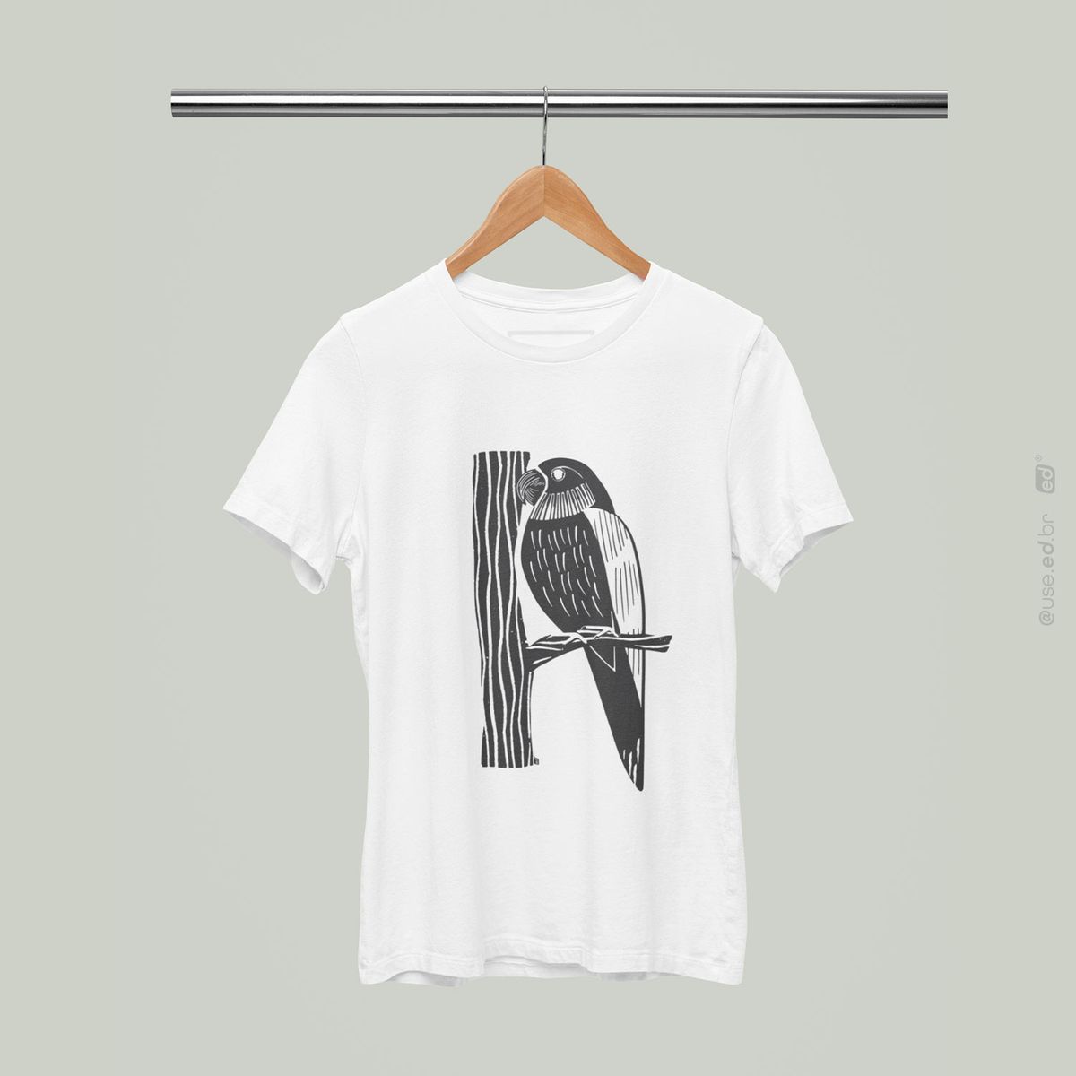 Nome do produto: Pássaro Xilogravura - Camiseta Branca Estampa Pássaro Xilogravura