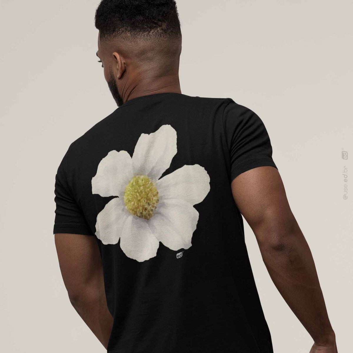 Nome do produto: Flor Branca - Camiseta Estampa Floral Preta