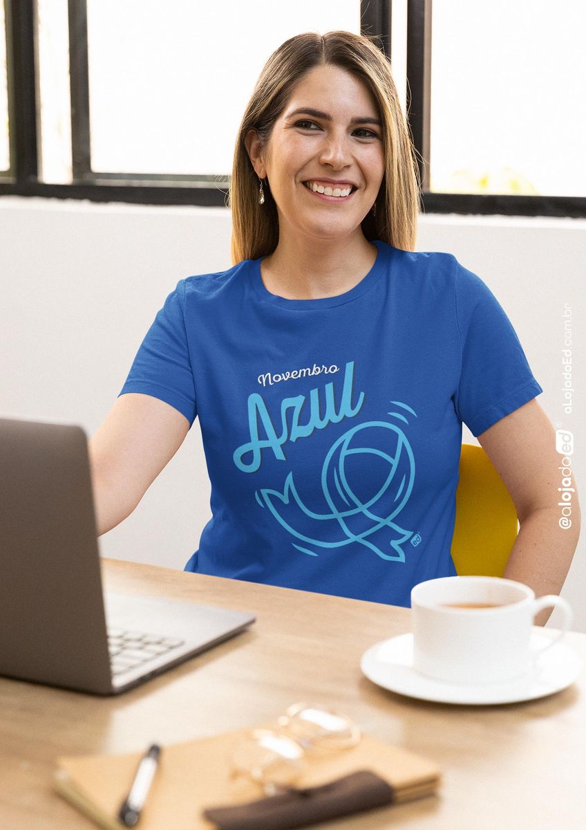 Nome do produto: Edição Especial Novembro Azul - Camiseta Baby Long Classic Azul Royal