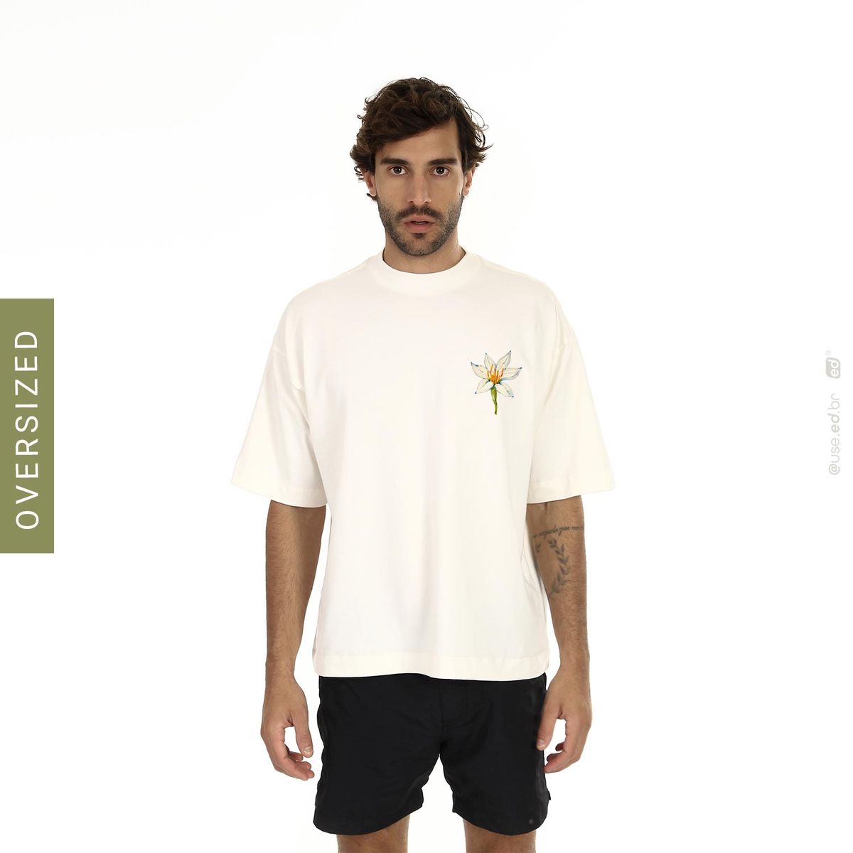 Nome do produto: Lilium Candidum - Camiseta Oversized Floral Estampa Lírio